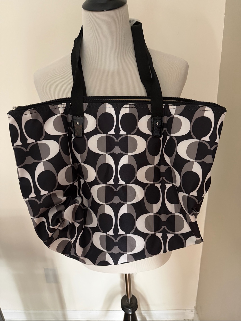 Coach Black, White & Gray Signature Pattern Tote with detachable makeup case! - Picture 3 of 13